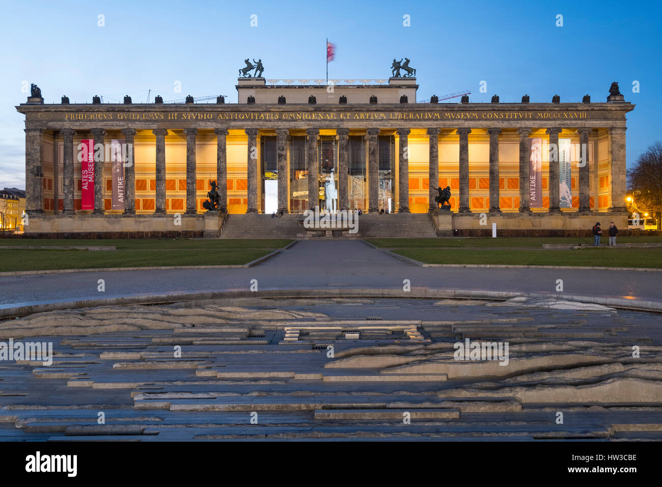 Vista notturna di Altes Museum di Lustgarten nel quartiere Mitte di Berlino, Germania Foto Stock