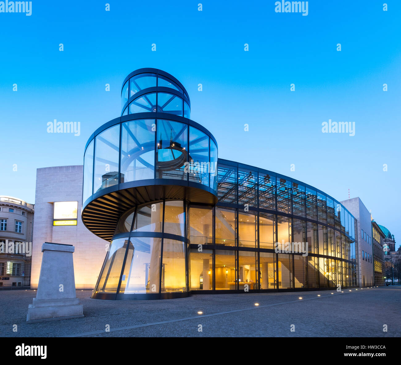 Vista serale della moderna estensione per la storia tedesca ( museo Deutsches Historisches Museum) da IM Pei in Mitte Berlino Germania Foto Stock