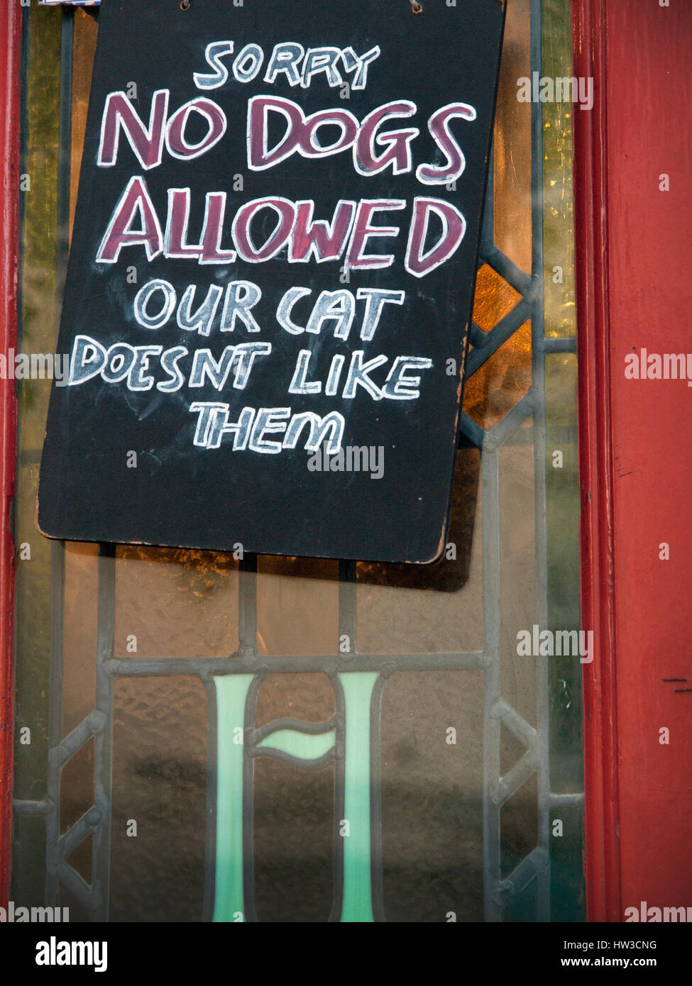 Un cartello sulla porta di un pub di Brighton Foto Stock