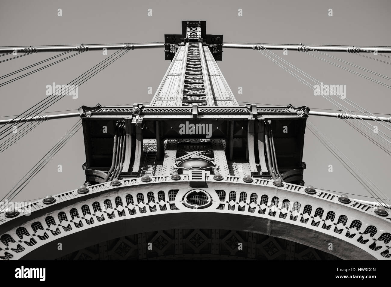 Dettagli in bianco e nero della torre in acciaio del Manhattan Bridge. La parte inferiore di Manhattan, New York City Foto Stock