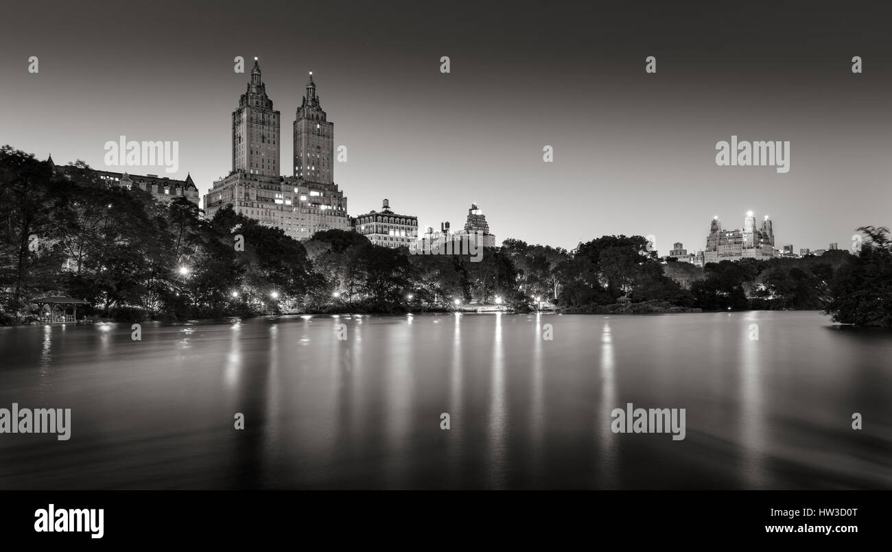 Central Park e luci della città attraverso il lago al crepuscolo. In bianco e nero. Upper West Side di Manhattan, New York City Foto Stock