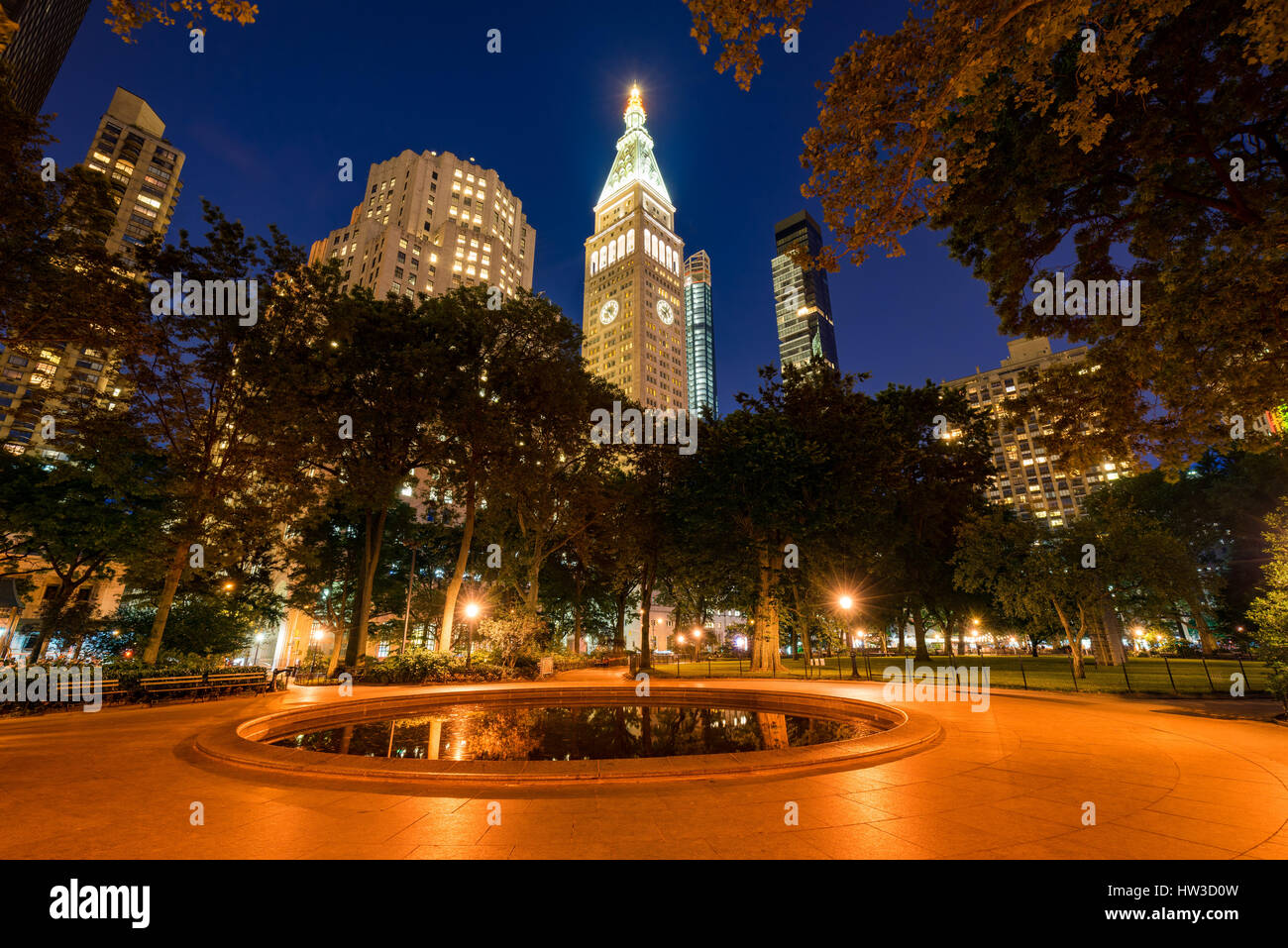 Madison Square Park in estate al crepuscolo. I grattacieli di Midtown Manhattan, New York City Foto Stock