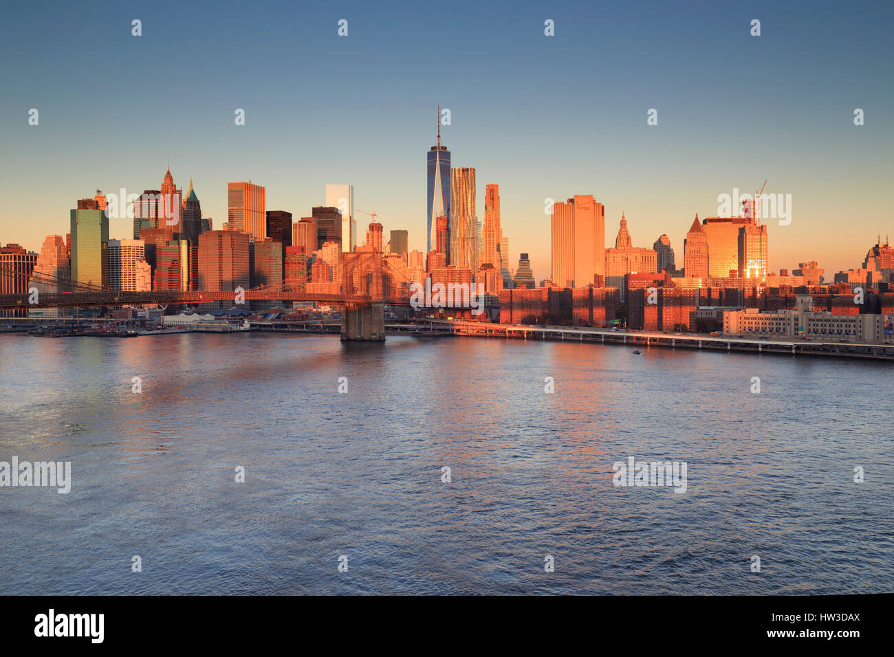 Stati Uniti d'America, New York City, Ponte di Brooklyn e la parte inferiore dello Skyline di Manhattan Foto Stock