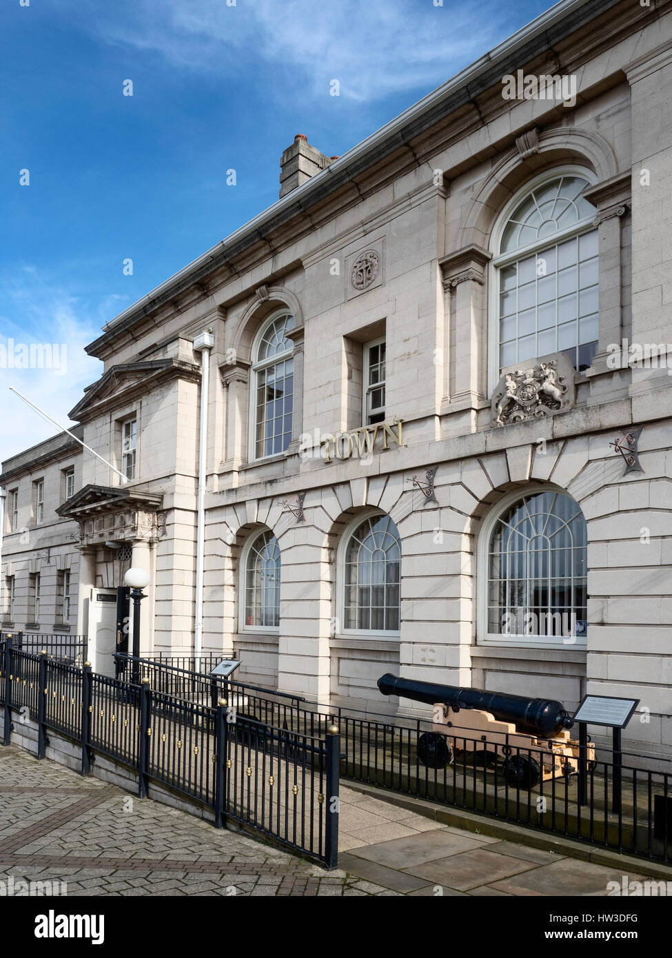 Rotherham Town Hall con Walker cannone in Moorgate Street Rotherham South Yorkshire Inghilterra Foto Stock