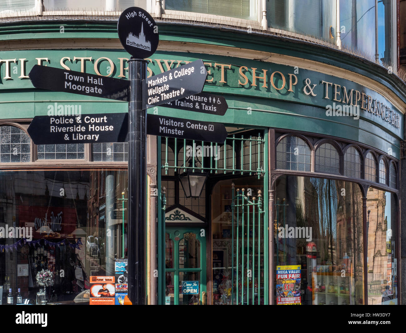 Il Whistle Stop Sweet Shop e il Temperance Bar a Rotherham South Yorkshire Inghilterra Foto Stock