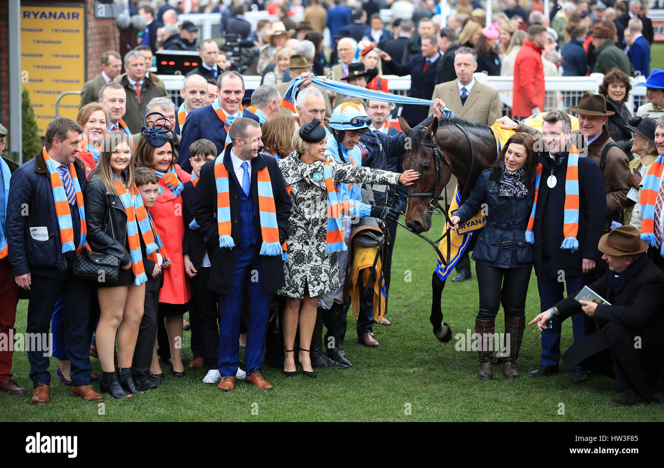 I membri dell'O'Connell famiglia con jockey Ruby Walsh (centro) e il trainer Willie Mullins (destra) proprietari delle Nazioni Unite De Sceaux dopo aver vinto la Ryanair Chase durante di St Patrick giovedì del 2017 Cheltenham Festival a Cheltenham Racecourse. Foto Stock