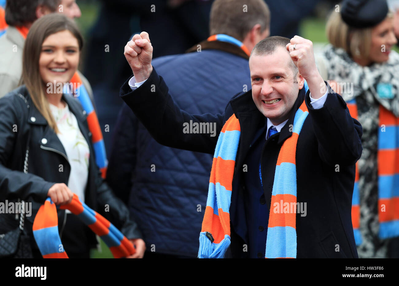 I membri dell'O'Connell Famiglia festeggiano dopo Onu De Sceaux vince la Ryanair Chase durante di St Patrick giovedì del 2017 Cheltenham Festival a Cheltenham Racecourse. Foto Stock