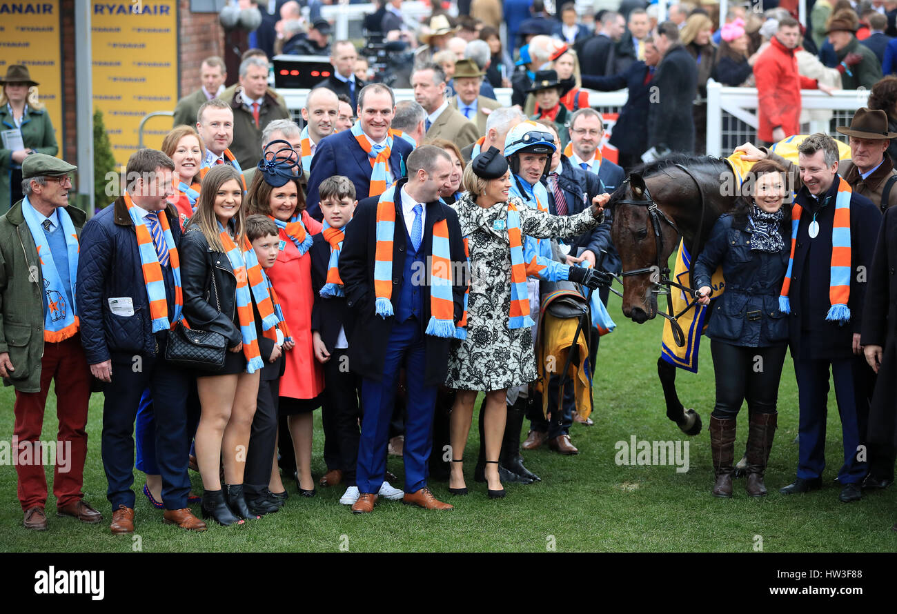 I membri dell'O'Connell famiglia con jockey Ruby Walsh (centro) e il trainer Willie Mullins (destra) proprietari delle Nazioni Unite De Sceaux dopo aver vinto la Ryanair Chase durante di St Patrick giovedì del 2017 Cheltenham Festival a Cheltenham Racecourse. Foto Stock