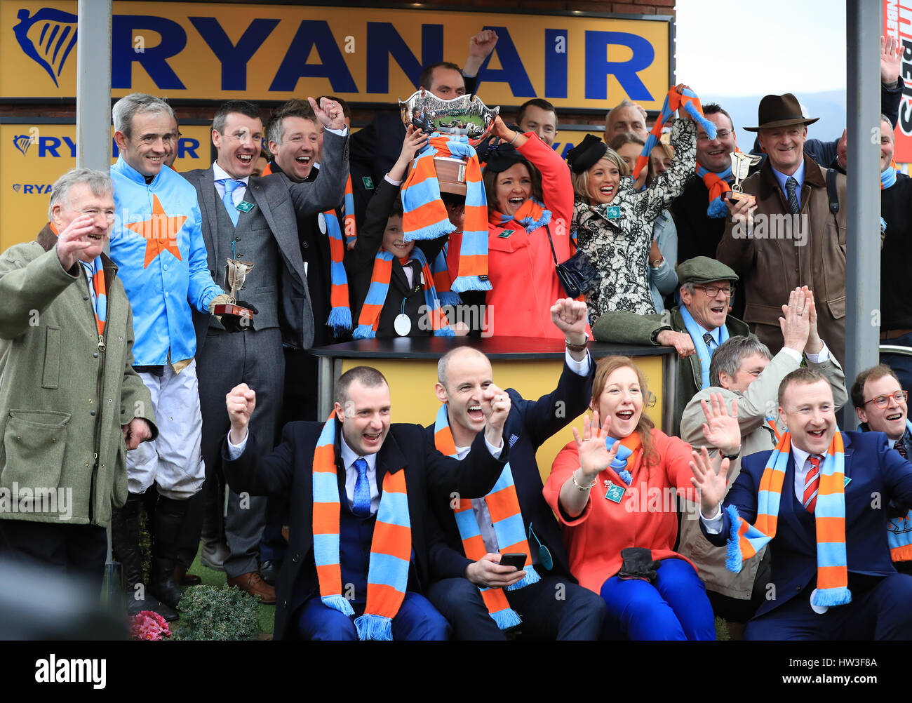 I membri dell'O'Connell famiglia con jockey Ruby Walsh (seconda a sinistra) e il trainer Willie Mullins (destra) proprietari delle Nazioni Unite De Sceaux dopo aver vinto la Ryanair Chase durante di St Patrick giovedì del 2017 Cheltenham Festival a Cheltenham Racecourse. Foto Stock