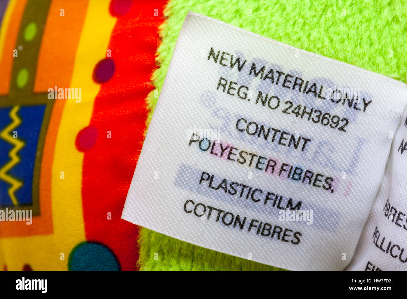 Nuovo materiale solo il contenuto di fibre di poliestere, film plastici, fibre di cotone - Informazioni sull'etichetta a Lamaze Rusty il robot giocattolo che mostrano contenuti Foto Stock