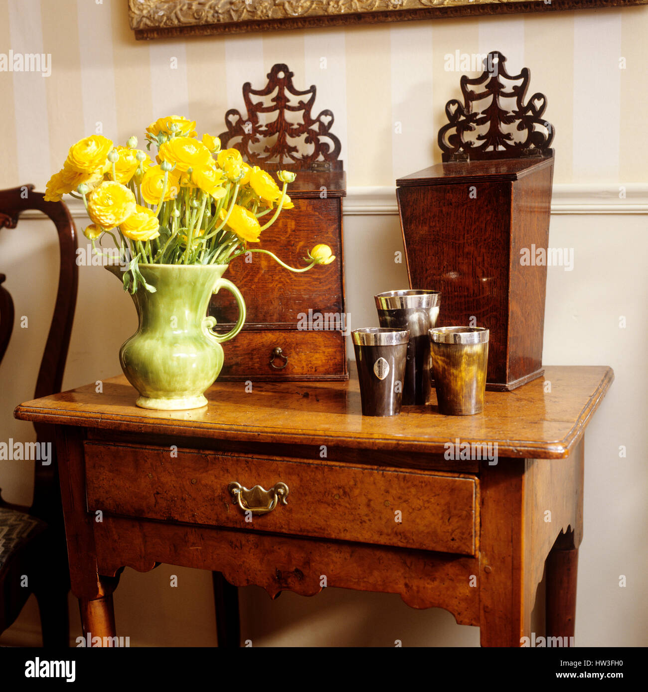 Vaso di fiori sul lato tavolo. Foto Stock