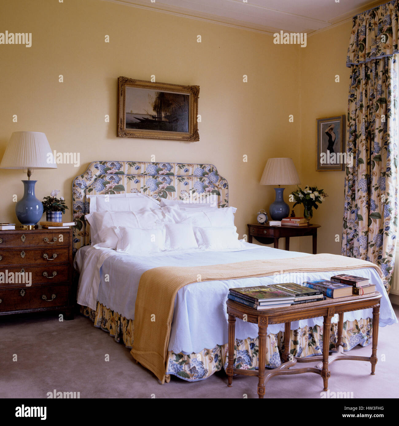 Camera da letto con motivi floreali. Foto Stock