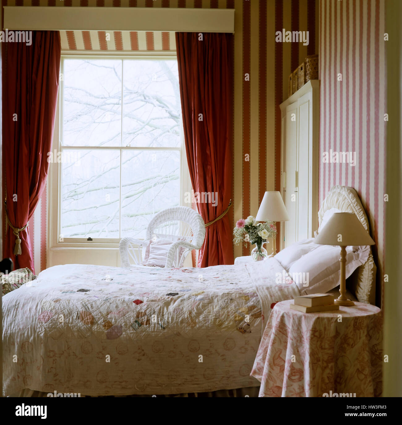 Camera da letto con carta da parati a strisce. Foto Stock