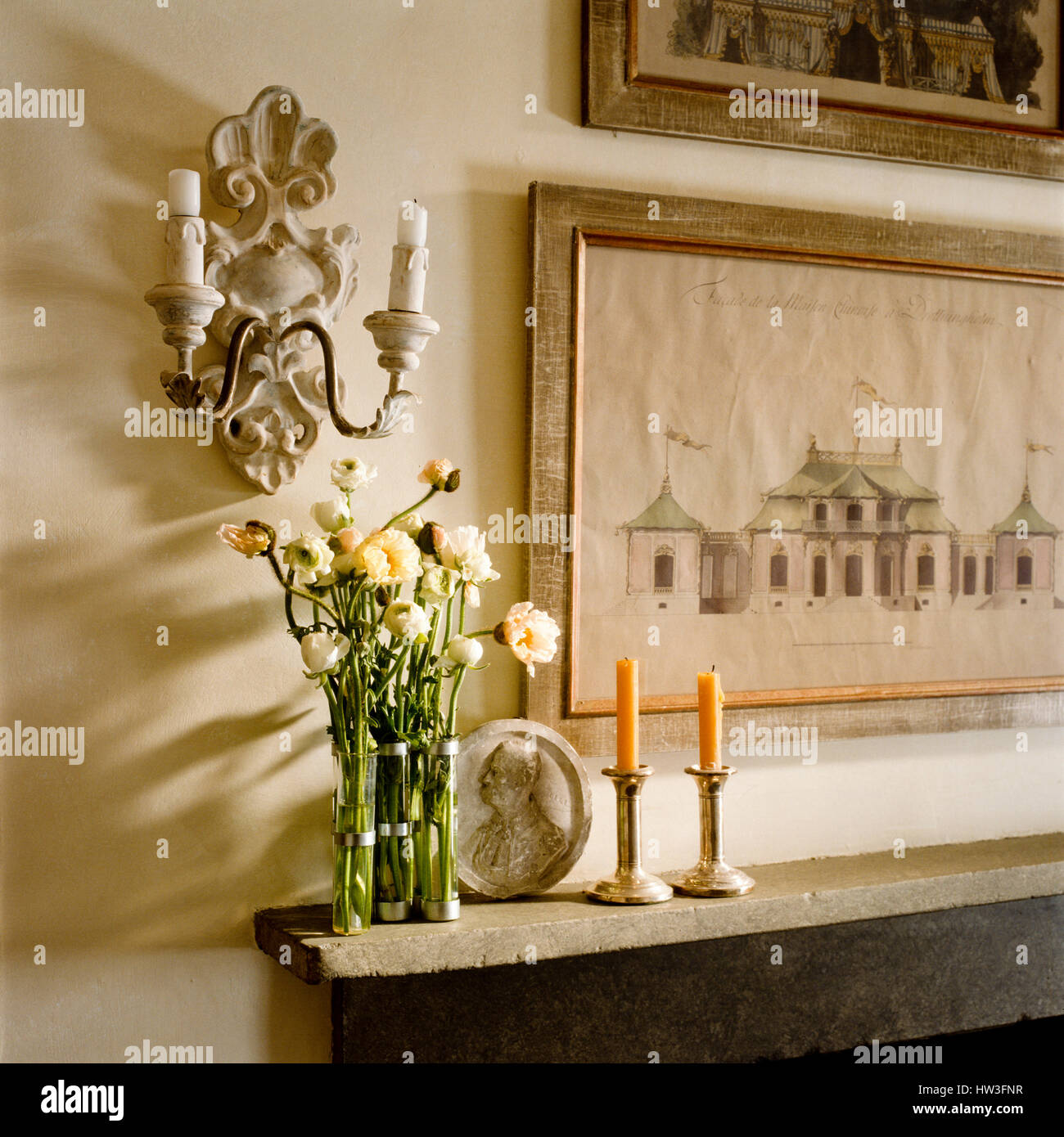 Vaso di fiori su mantelpiece. Foto Stock