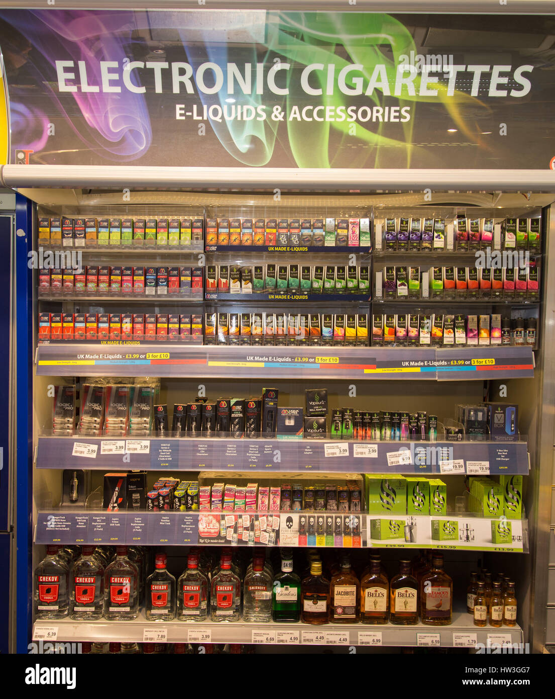 Le sigarette elettroniche per vaping e liquori vodka, gin, whisky, il brandy in un negozio vetrina. Foto Stock