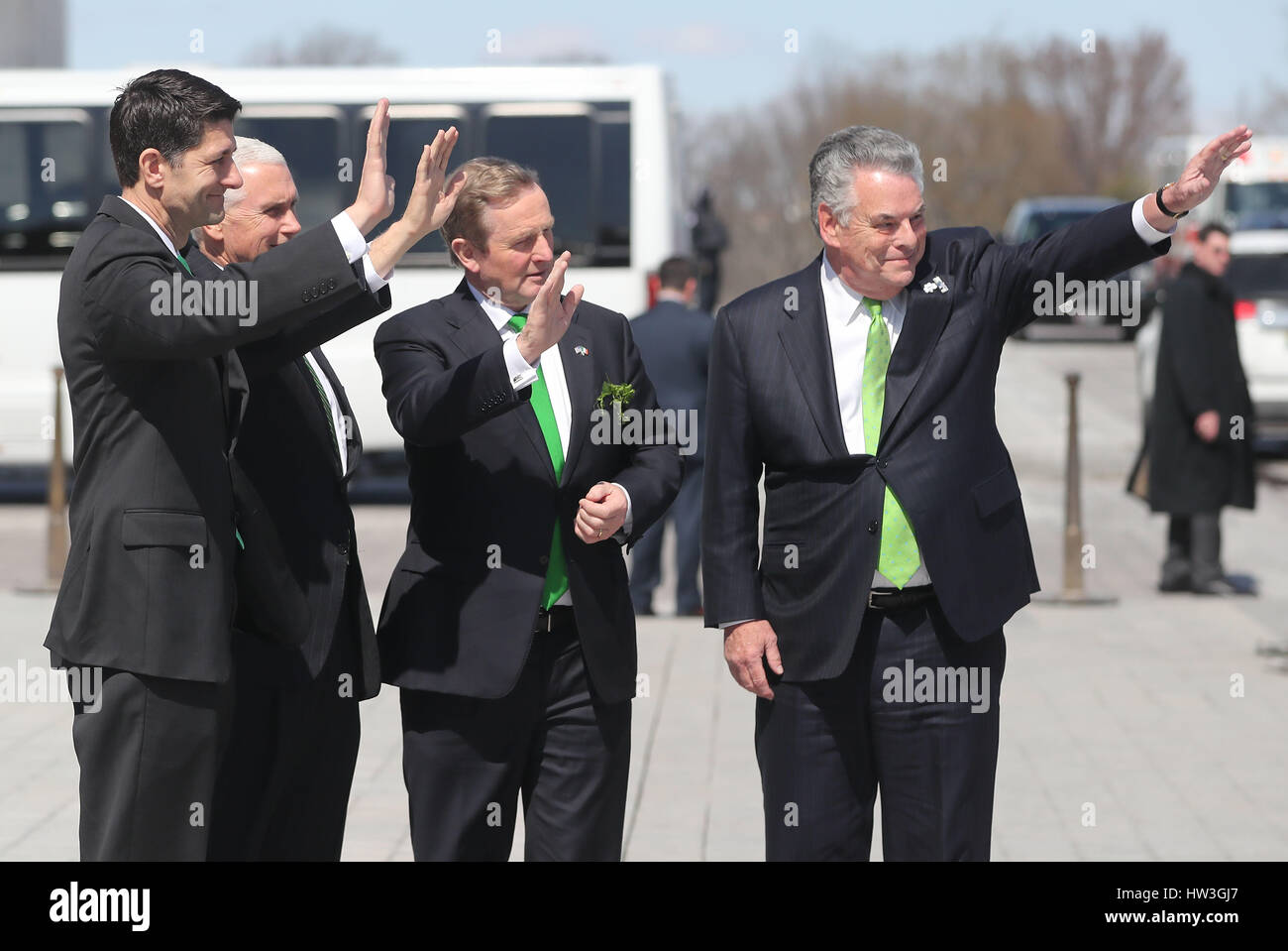 (Da sinistra a destra) Paul Ryan, Mike Pence, Irish Taoiseach Enda Kenny e Peter T. King si sono Uniti al presidente degli Stati Uniti Donald Trump dopo un pranzo "amici dell'Irlanda" al Capitol Building di Washington, USA. Foto Stock