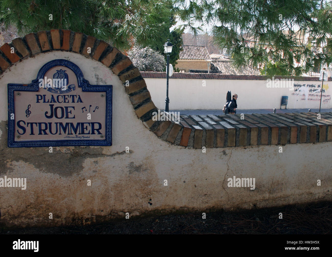 Joe Strummer Square è dedicato all'ex frontman della band punk The Clash, e chiamato Placeta Joe Strummer, a Granada, Granada, Andalusia, Spagna Foto Stock