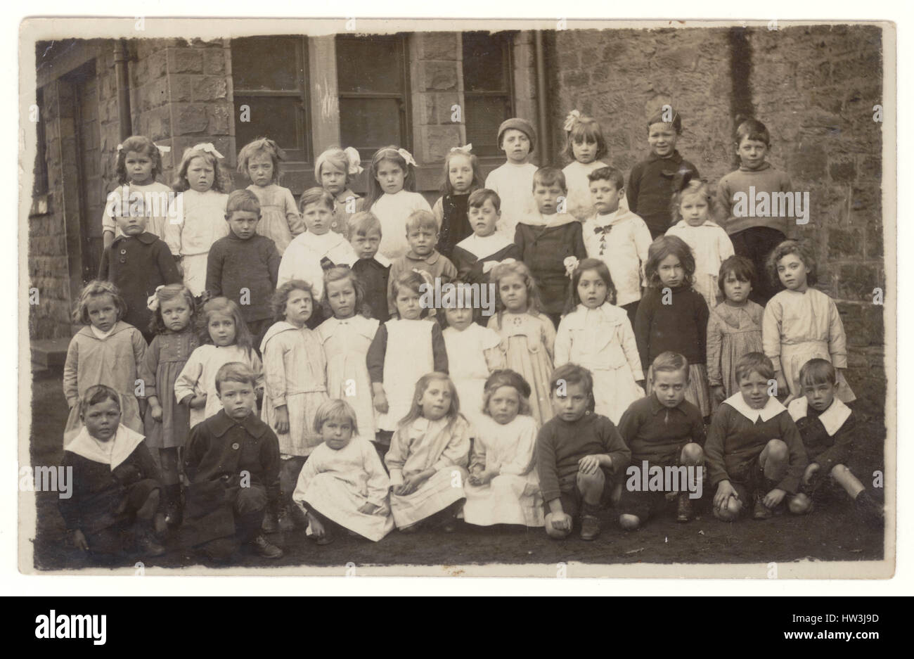 Cartolina dell'epoca edoardiana di neonati, bambini edoardiani, al di fuori di una scuola elementare, circa 1910, Regno Unito Foto Stock Cartolina dell'epoca edoardiana di neonati, bambini edoardiani, al di fuori di una scuola elementare, circa 1910, Regno Unito Foto Stock
