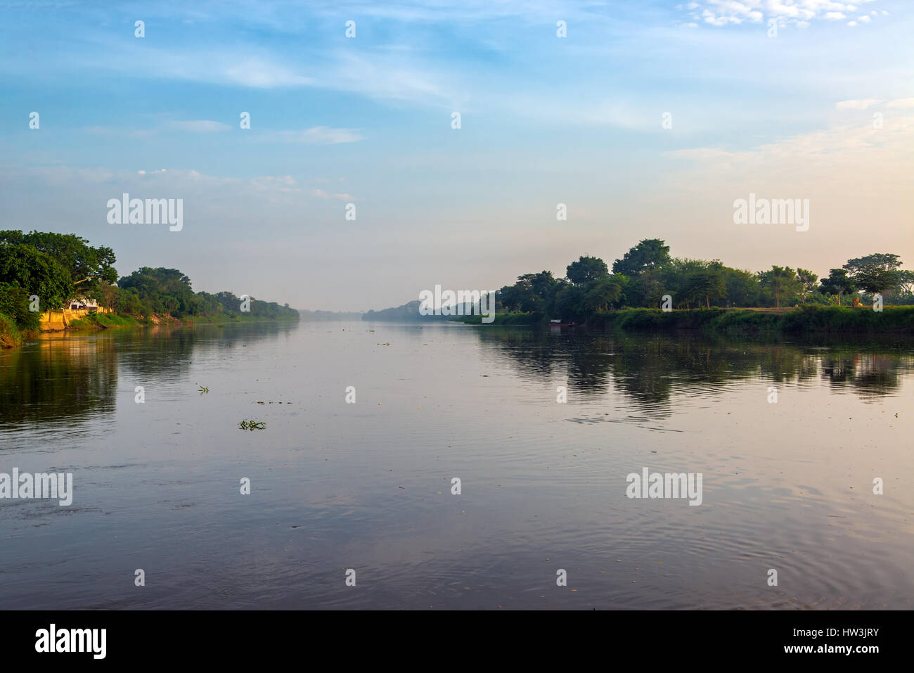 La mattina presto vista del fiume Magdalena in Mompox, Colombia Foto Stock