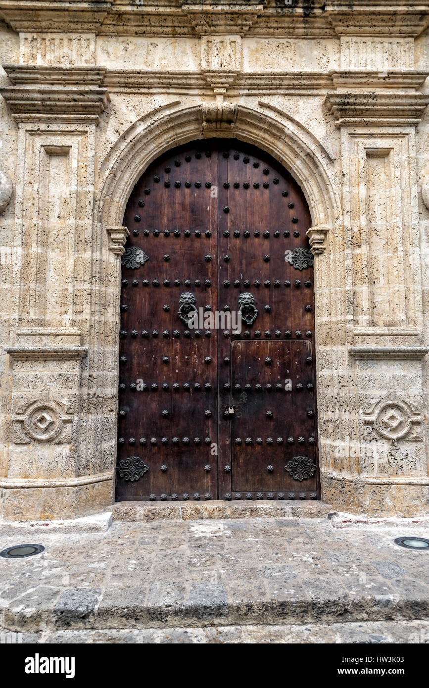 Grande porta ornati con lion battenti della porta a Cartagena, Colombia Foto Stock