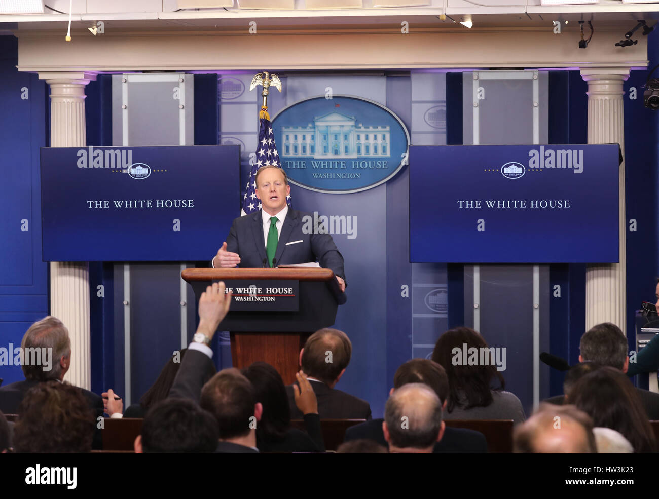 Segretario stampa della Casa Bianca Sean Spicer parla alla festa di San Patrizio Reception e Shamrock cerimonia di presentazione, sul pavimento dello Stato alla Casa Bianca di Washington, Stati Uniti d'America. Foto Stock