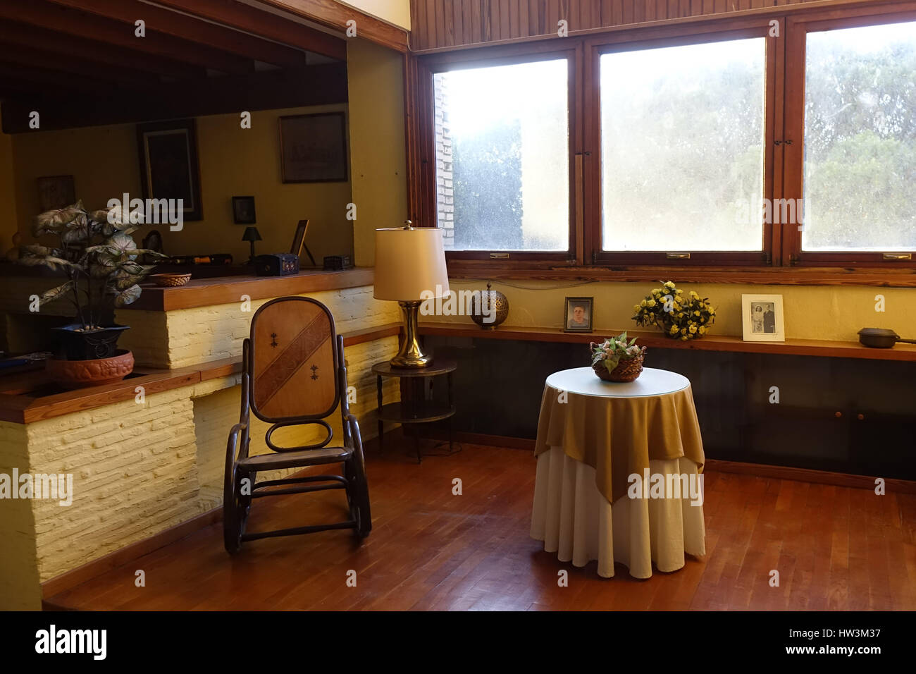 Semplice country house con atmosfera calda e arredi semplici Foto Stock