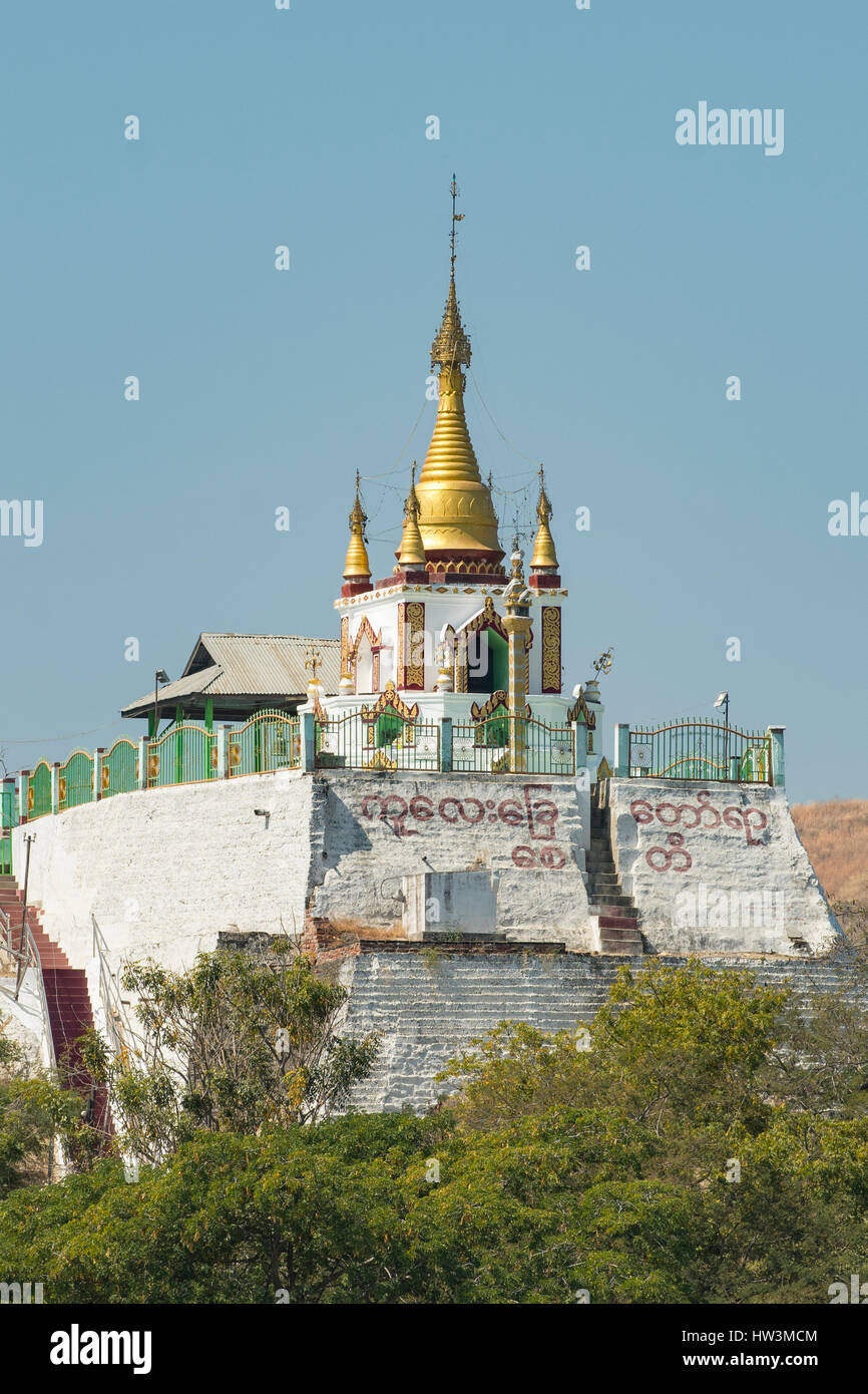 Pagoda sul fiume Irrawaddy vicino a Vendita, Myanmar Foto Stock