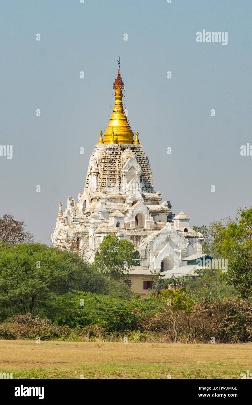 Pagoda Bianca sul fiume Irrawaddy, Minbu, Myanmar Foto Stock