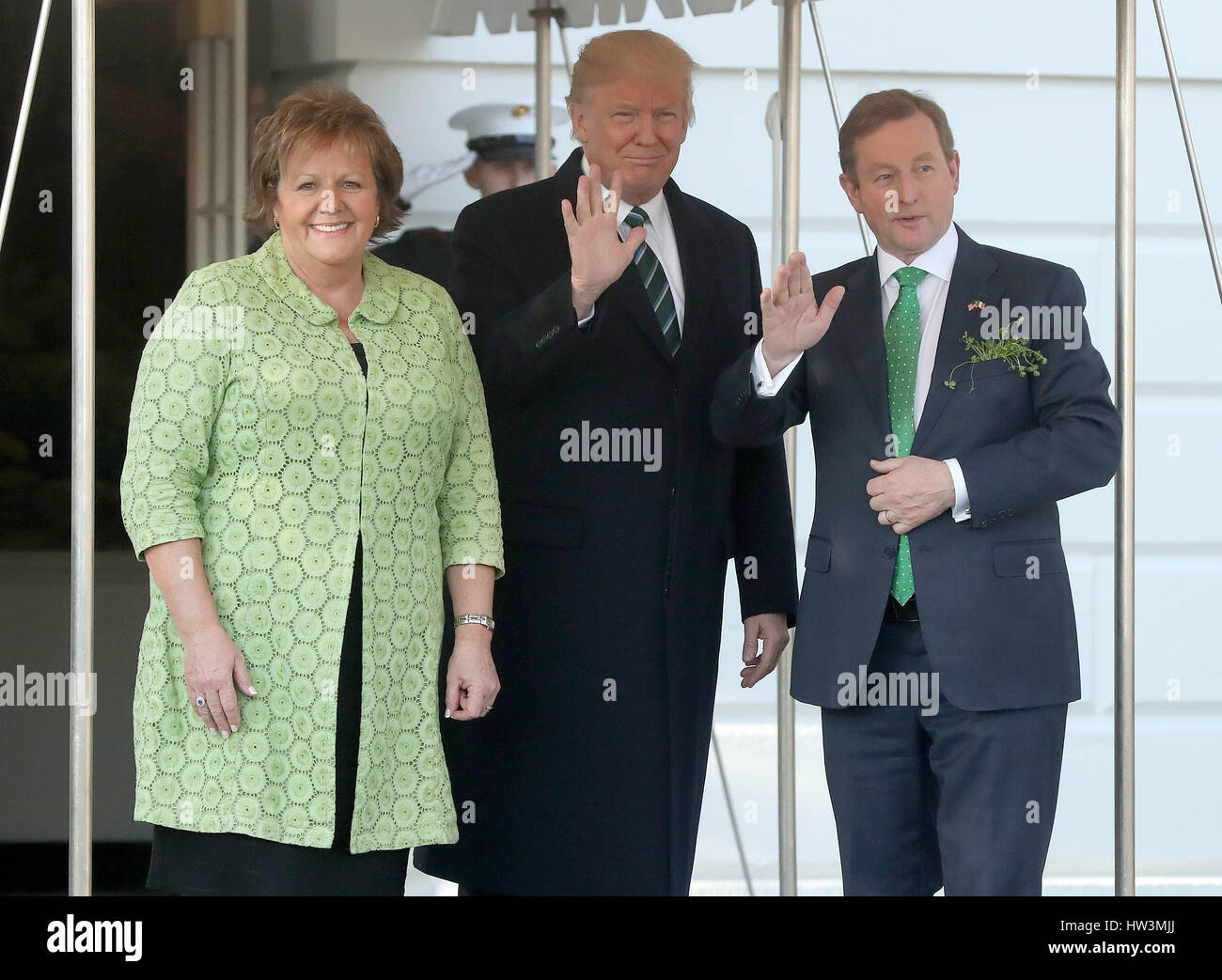 Ritrasmesso la correzione di posizione e il caso del Presidente USA Donald Trump (centro) sorge con il Taoiseach Enda Kenny e sua moglie Fionnuala Kenny, come essi arrivano alla Casa Bianca per il Shamrock Cerimonia di presentazione in Washington, DC, Stati Uniti d'America. Foto Stock