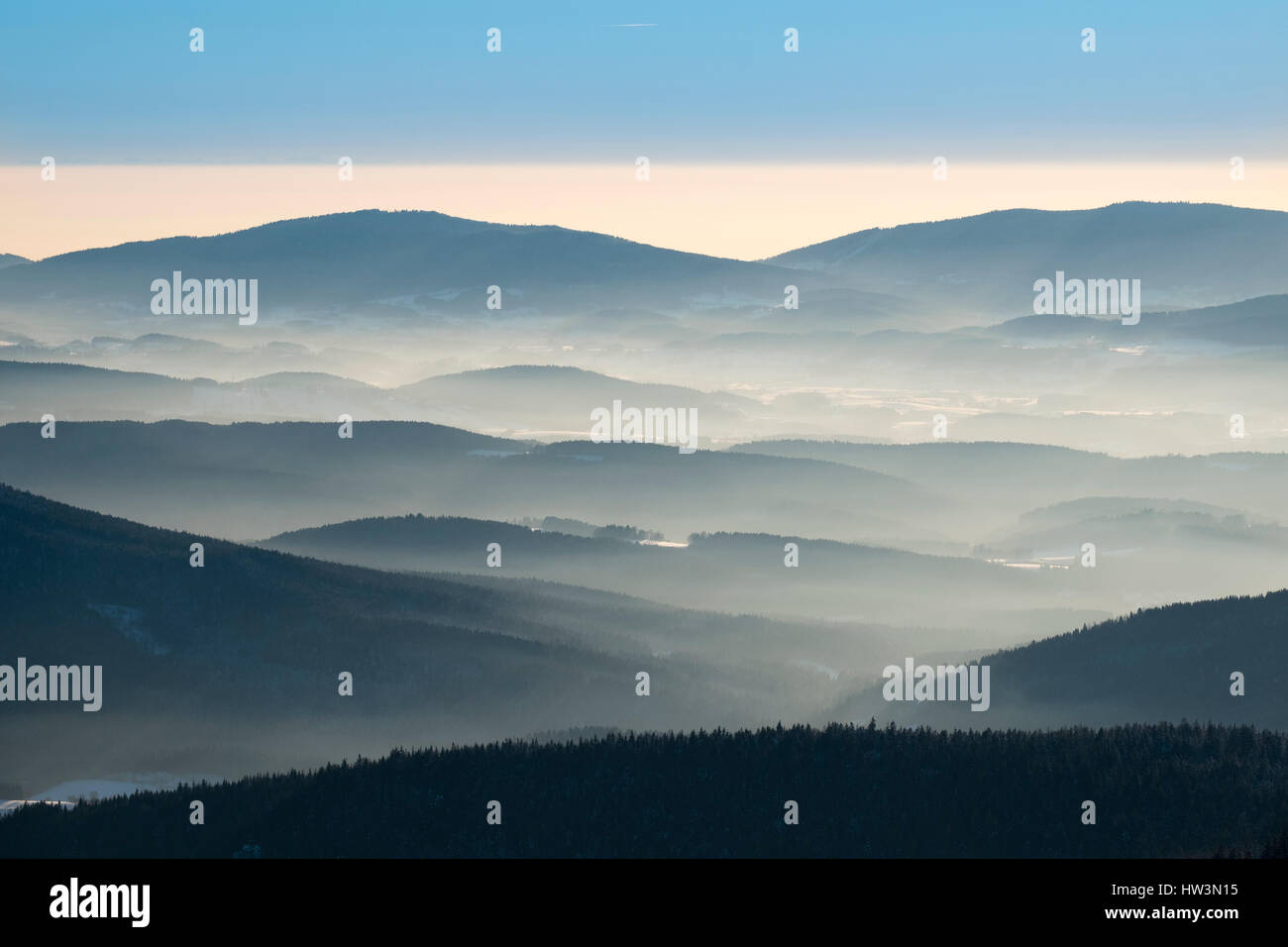 La nebbia in valle, vista dal grande Arber nella neve, riserva naturale della Foresta Bavarese, Bassa Baviera, Baviera, Germania Foto Stock