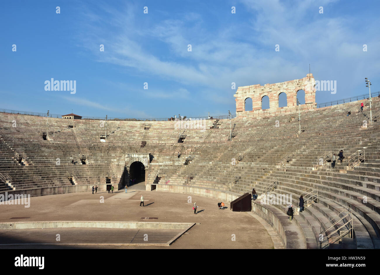 Vista panoramica di Arena di Verona cavea, un antico anfiteatro romano ancora in uso Foto Stock