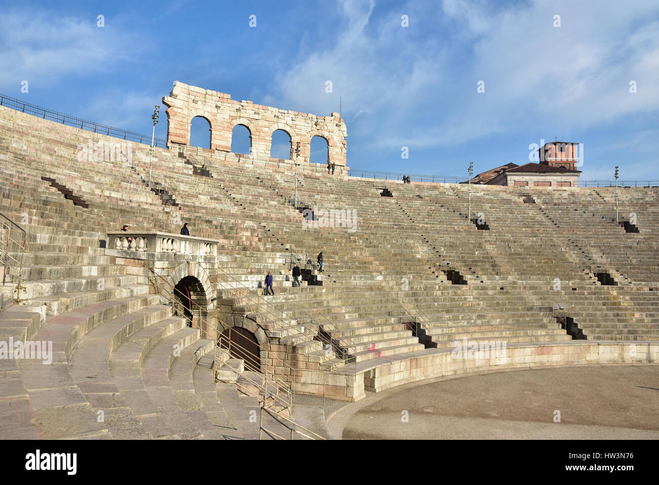 Vista di Arena di Verona cavea, un antico anfiteatro romano ancora in uso Foto Stock