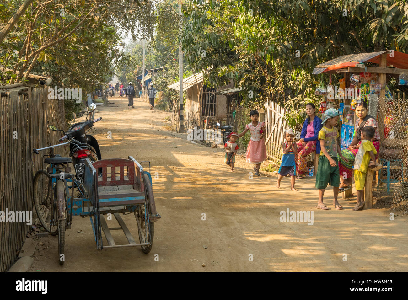 Strada principale di Shwe Kyin, Myanmar Foto Stock