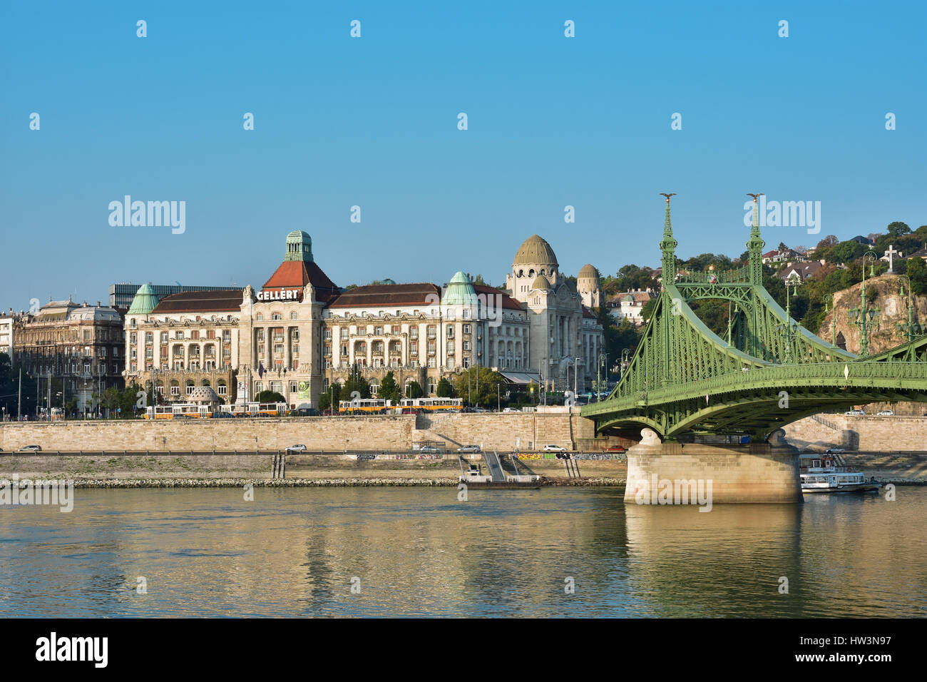 Il famoso Bagno Termale Gellert con libertà ponte sul Danubio, nelle prime ore del mattino Foto Stock