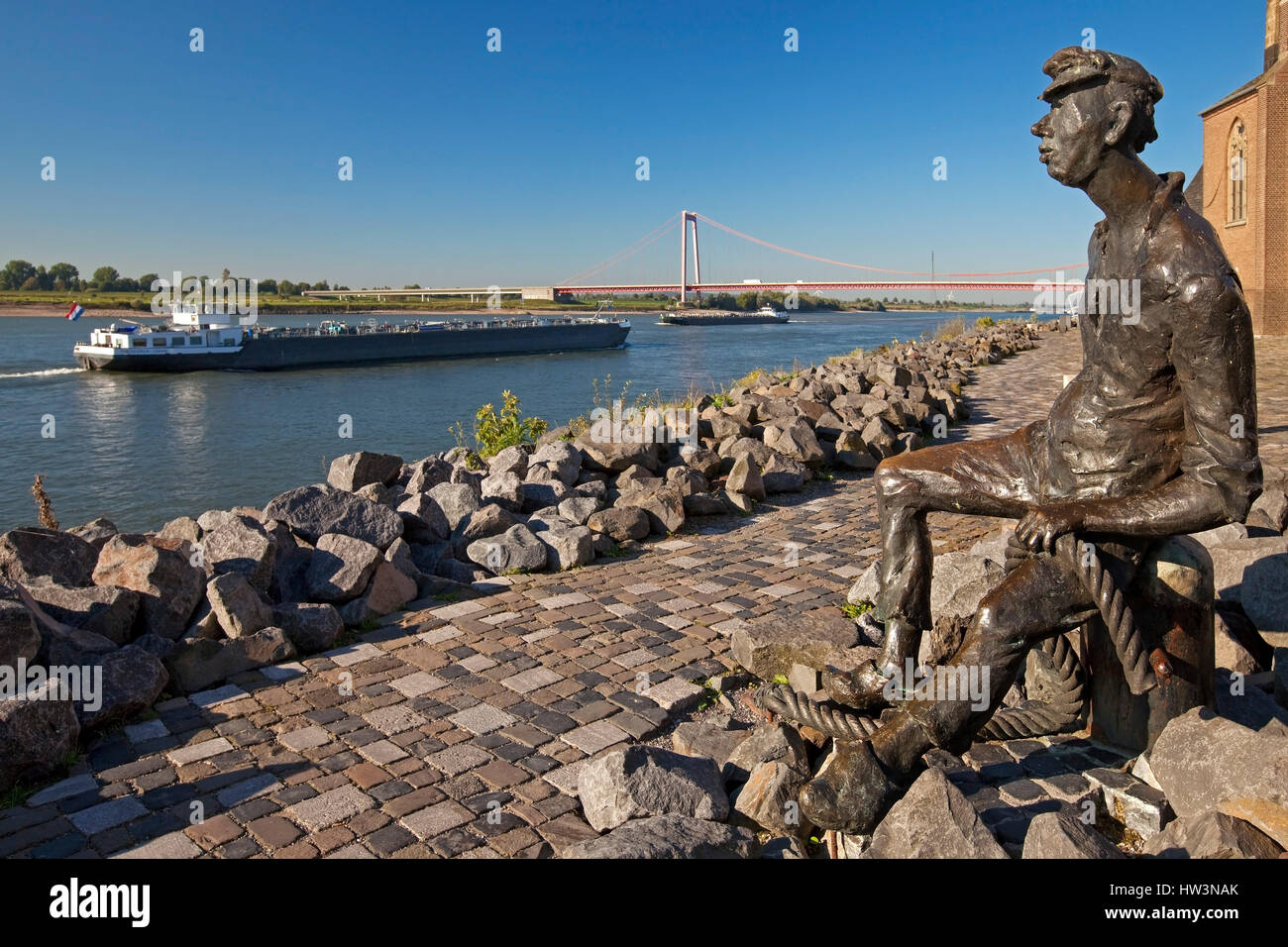Scultura in bronzo di Reno boatman sulle rive, navi da carico sul Reno, Ponte sul Reno, Emmerich, Niederrhein Foto Stock