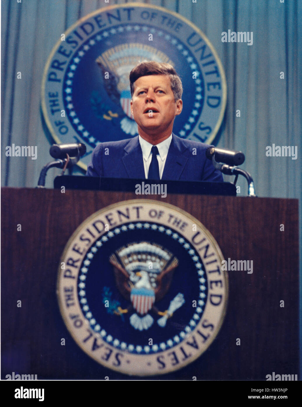 In questo file non datata foto Presidente degli Stati Uniti John Fitzgerald Kennedy tiene conferenza stampa Credito: Arnie Sachs / CNP /MediaPunch Foto Stock