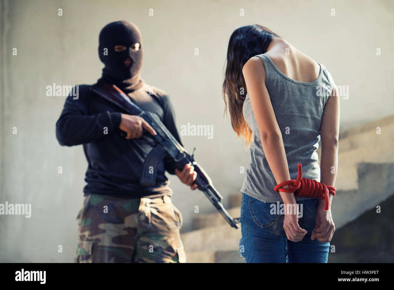 Uomo in passamontagna che minacciano con la pistola per donna rapita Foto  stock - Alamy