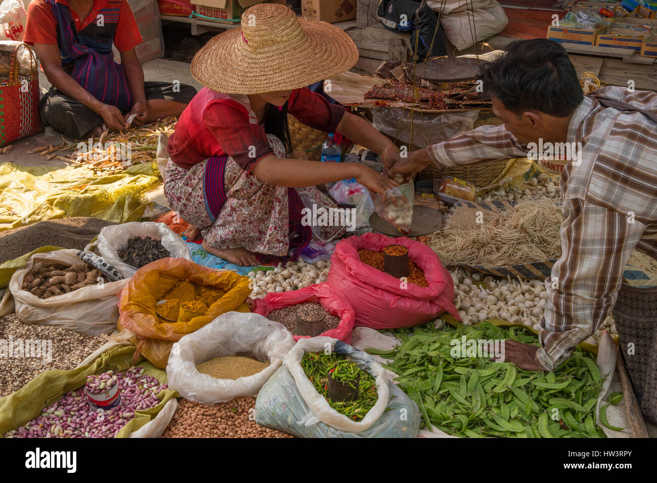 Scena di mercato a Nampan, Lago Inle, Myanmar Foto Stock