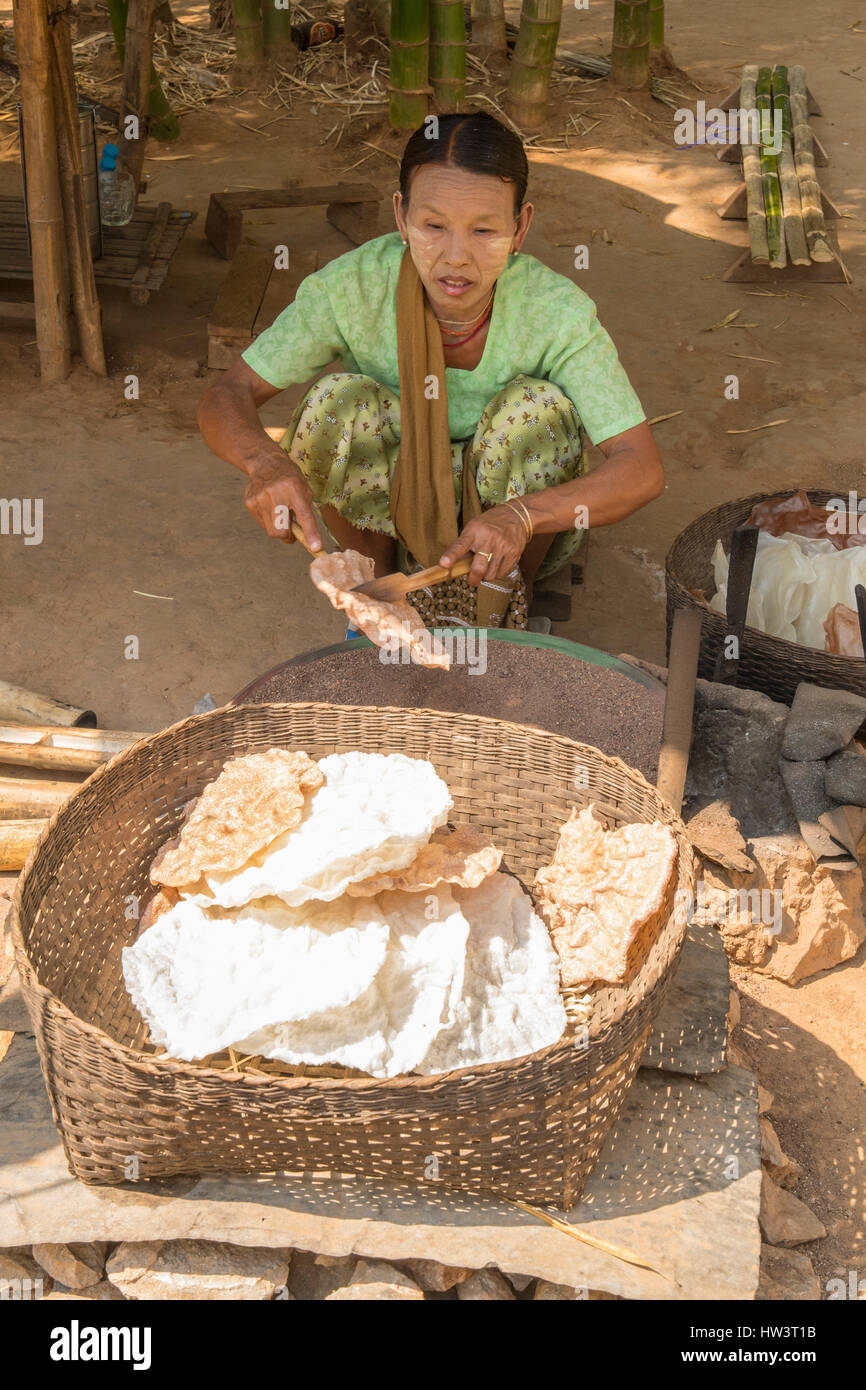 Rendendo cracker di riso a Indein, Myanmar Foto Stock