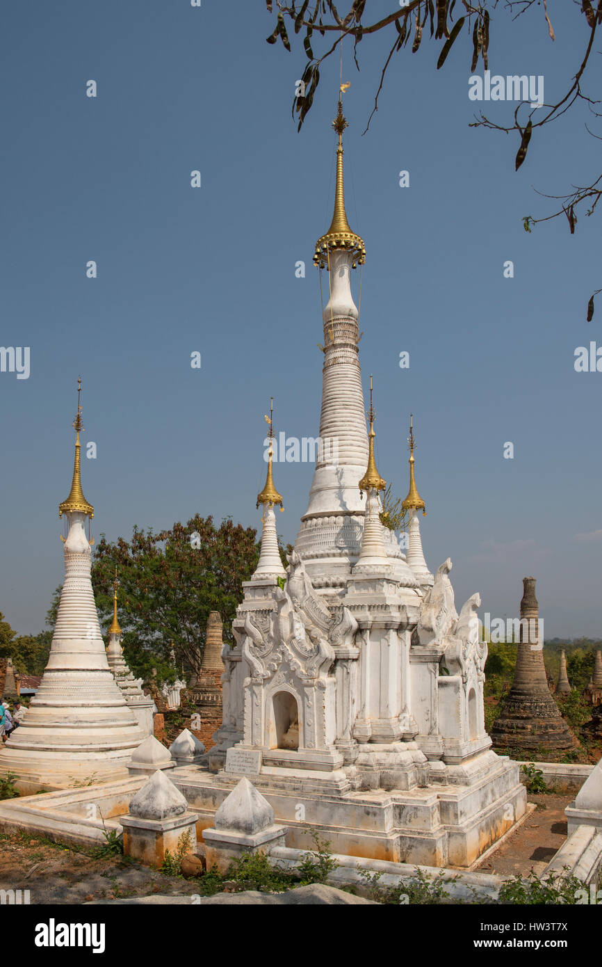 Stupa bianchi a intarsio Shwe Inn Tain Pagoda, Indein, Myanmar Foto Stock