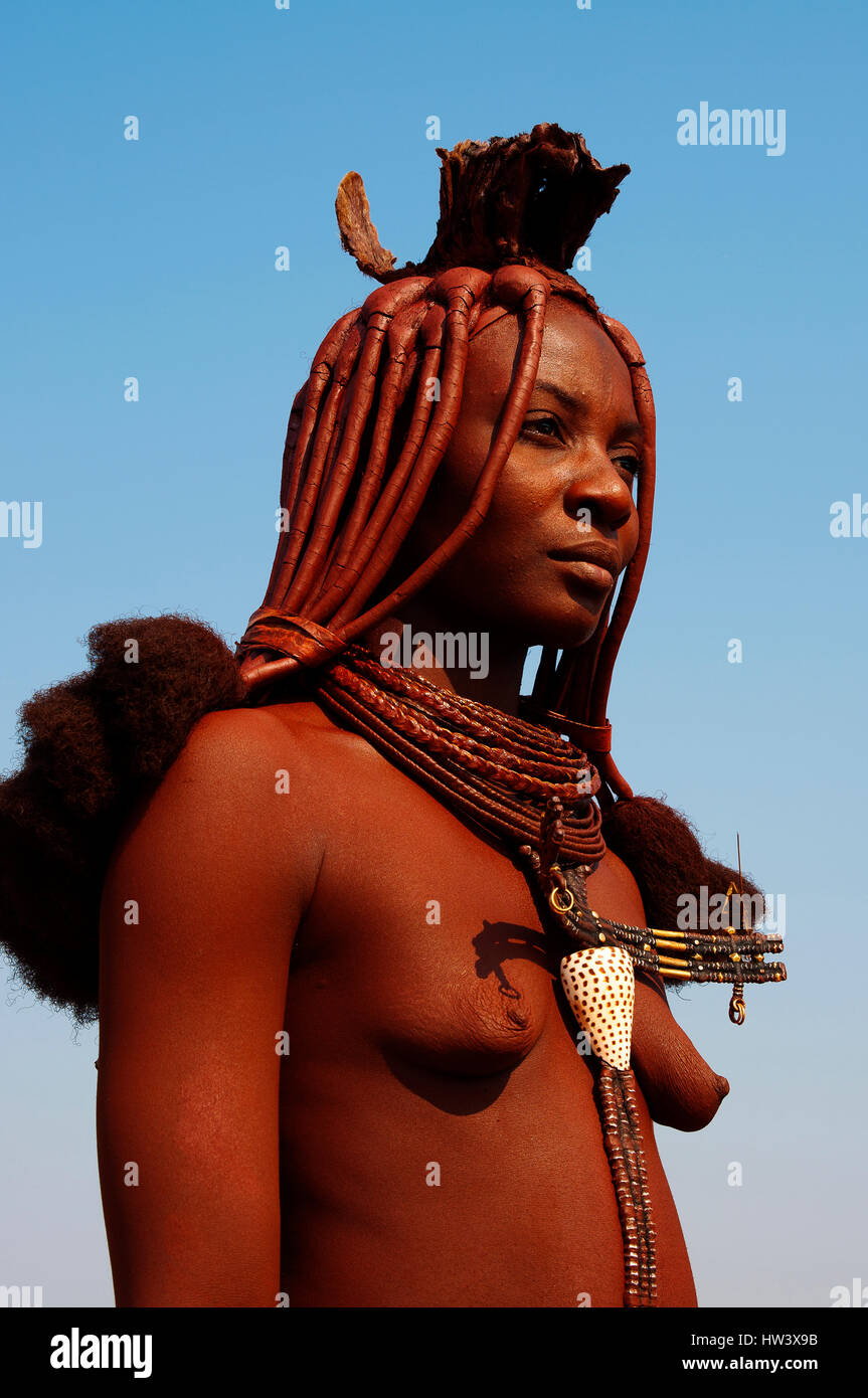 Himba womam in strada vicino a Epupa Falls, Namibia settentrionale Foto Stock