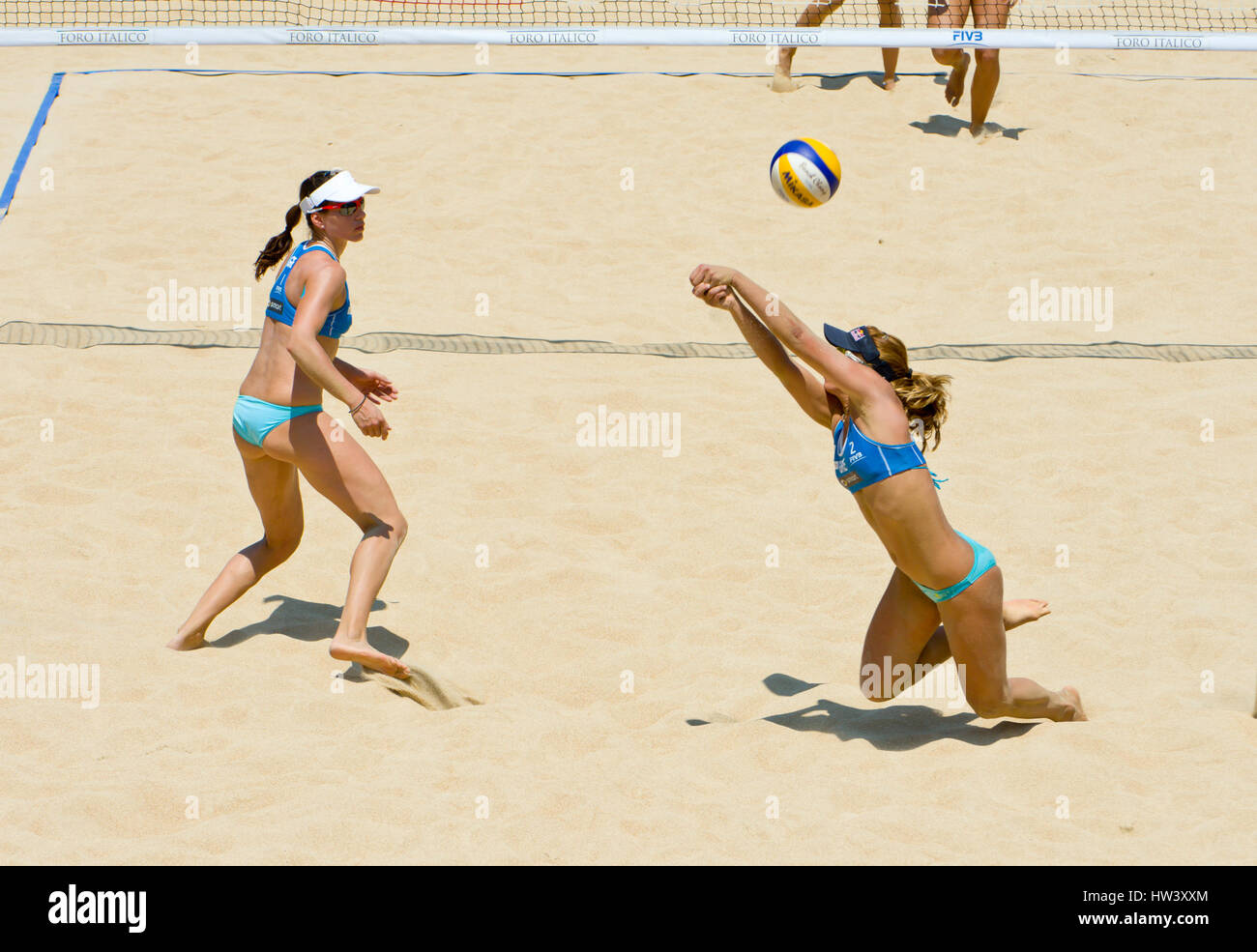 Roma, Italia - 16 giugno 2011. Beach volley campionati del mondo. In Grecia le donne giocatori di squadra Vassiliki Arvaniti e Maria Tsiartsiani in azione Foto Stock