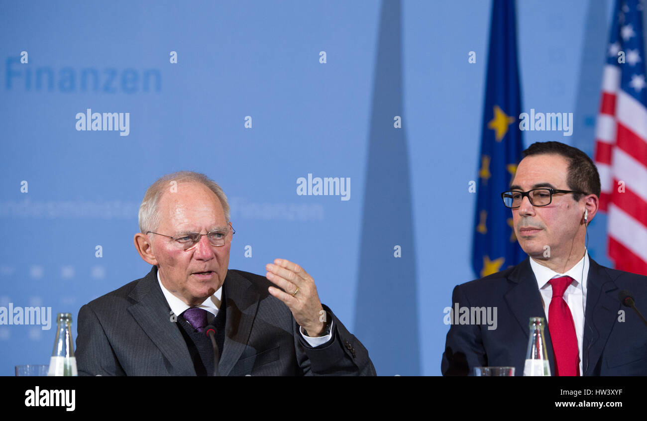 Berlino, Germania. 16 Mar, 2017. Della repubblica federale di Germania il Ministro delle finanze Wolfgang Schaeuble (l, CDU) e noi il ministro delle Finanze Steven Mnuchin dando una conferenza stampa congiunta a Berlino, Germania, 16 marzo 2017. Foto: Soeren Stache/dpa/Alamy Live News Foto Stock
