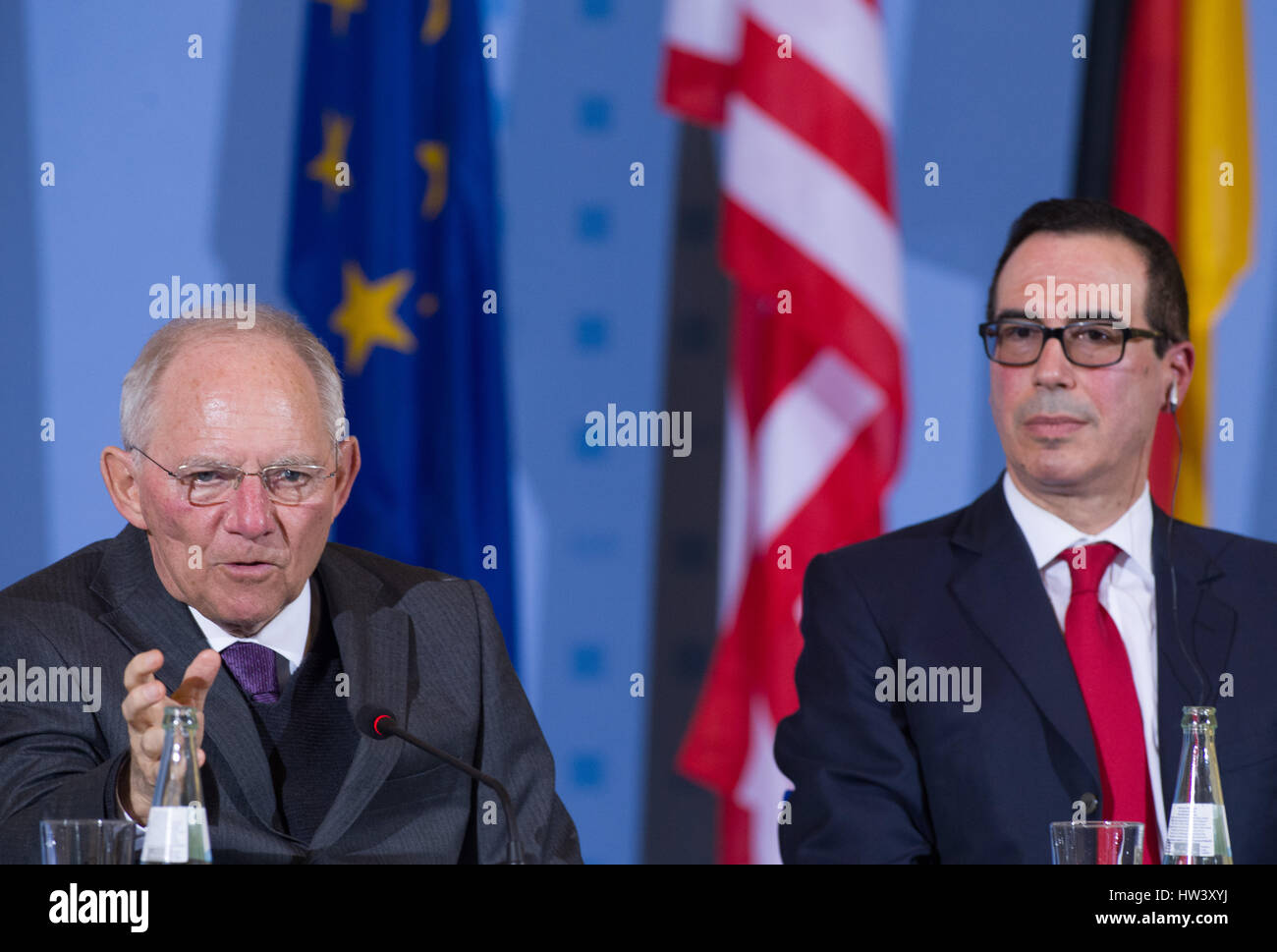 Berlino, Germania. 16 Mar, 2017. Della repubblica federale di Germania il Ministro delle finanze Wolfgang Schaeuble (l, CDU) e noi il ministro delle Finanze Steven Mnuchin dando una conferenza stampa congiunta a Berlino, Germania, 16 marzo 2017. Foto: Soeren Stache/dpa/Alamy Live News Foto Stock