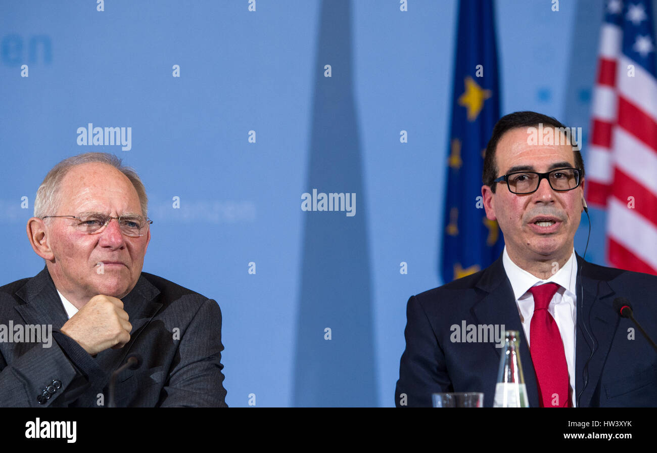 Berlino, Germania. 16 Mar, 2017. Della repubblica federale di Germania il Ministro delle finanze Wolfgang Schaeuble (l, CDU) e noi il ministro delle Finanze Steven Mnuchin dando una conferenza stampa congiunta a Berlino, Germania, 16 marzo 2017. Foto: Soeren Stache/dpa/Alamy Live News Foto Stock