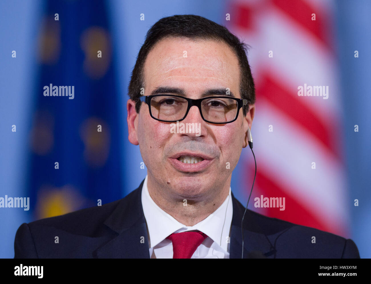 Berlino, Germania. 16 Mar, 2017. Noi il Ministro delle finanze Steven Mnuchin dando una conferenza stampa congiunta con il Ministro delle finanze tedesco Wolfgang Schaeuble (CDU) di Berlino, Germania, 16 marzo 2017. Foto: Soeren Stache/dpa/Alamy Live News Foto Stock