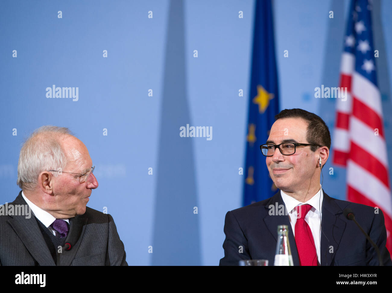 Berlino, Germania. 16 Mar, 2017. Della repubblica federale di Germania il Ministro delle finanze Wolfgang Schaeuble (l, CDU) e noi il ministro delle Finanze Steven Mnuchin dando una conferenza stampa congiunta a Berlino, Germania, 16 marzo 2017. Foto: Soeren Stache/dpa/Alamy Live News Foto Stock