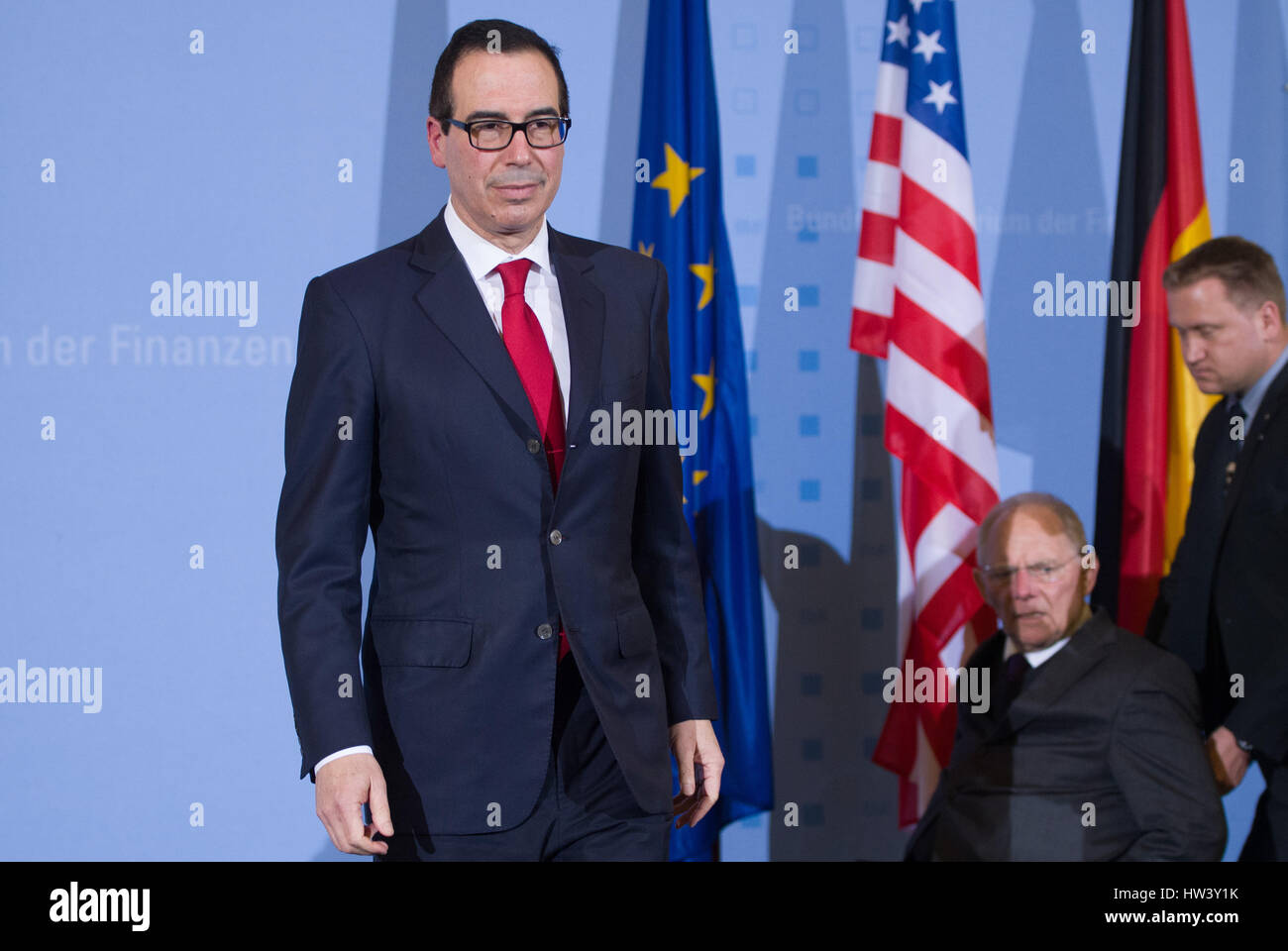 Berlino, Germania. 16 Mar, 2017. Della repubblica federale di Germania il Ministro delle finanze Wolfgang Schaeuble (M, CDU) e noi il ministro delle Finanze Steven Mnuchin (L) arrivando a una conferenza stampa congiunta a Berlino, Germania, 16 marzo 2017. Foto: Soeren Stache/dpa/Alamy Live News Foto Stock