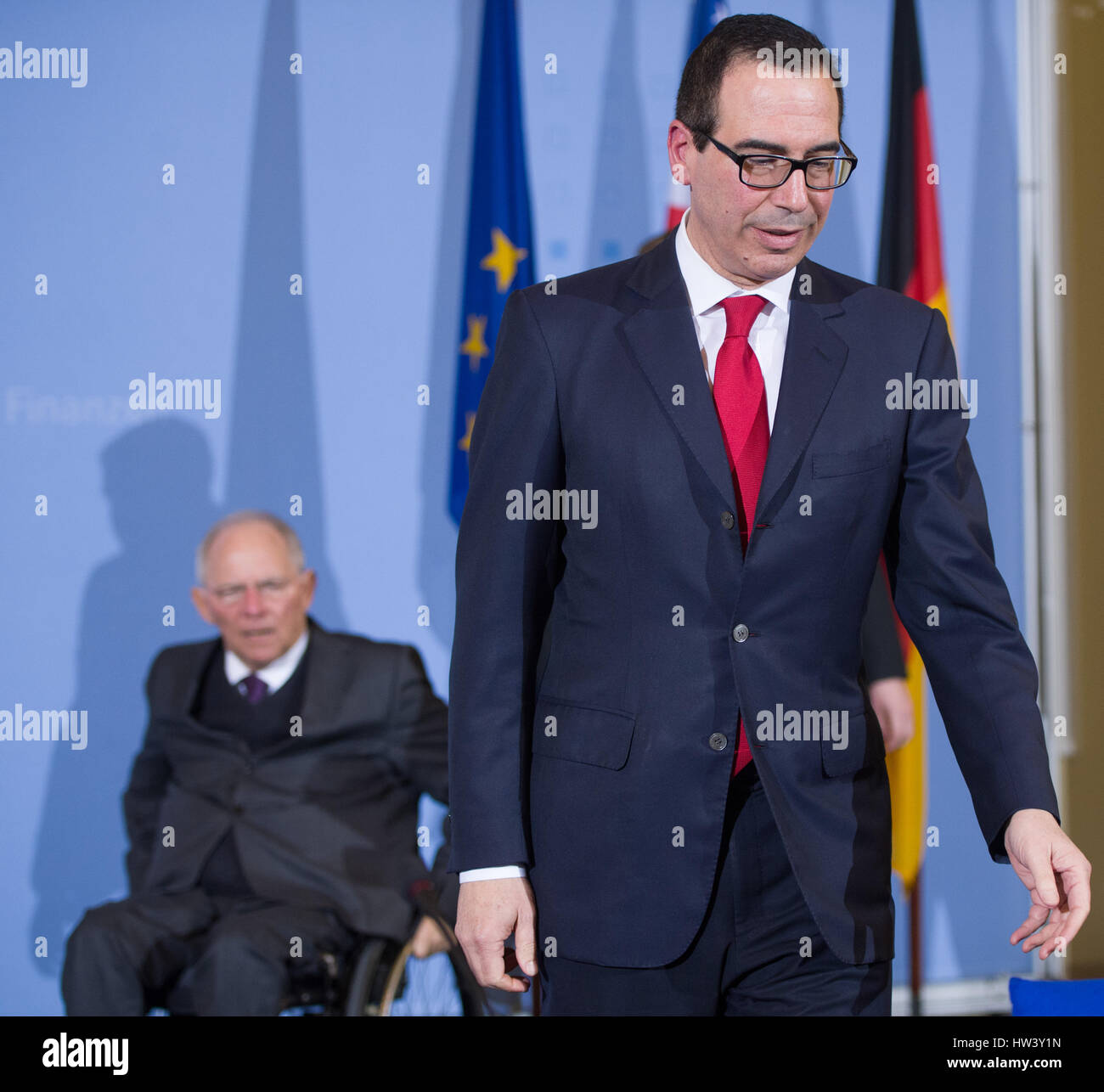 Berlino, Germania. 16 Mar, 2017. Della repubblica federale di Germania il Ministro delle finanze Wolfgang Schaeuble (l, CDU) e noi il ministro delle Finanze Steven Mnuchin arrivando a una conferenza stampa congiunta a Berlino, Germania, 16 marzo 2017. Foto: Soeren Stache/dpa/Alamy Live News Foto Stock