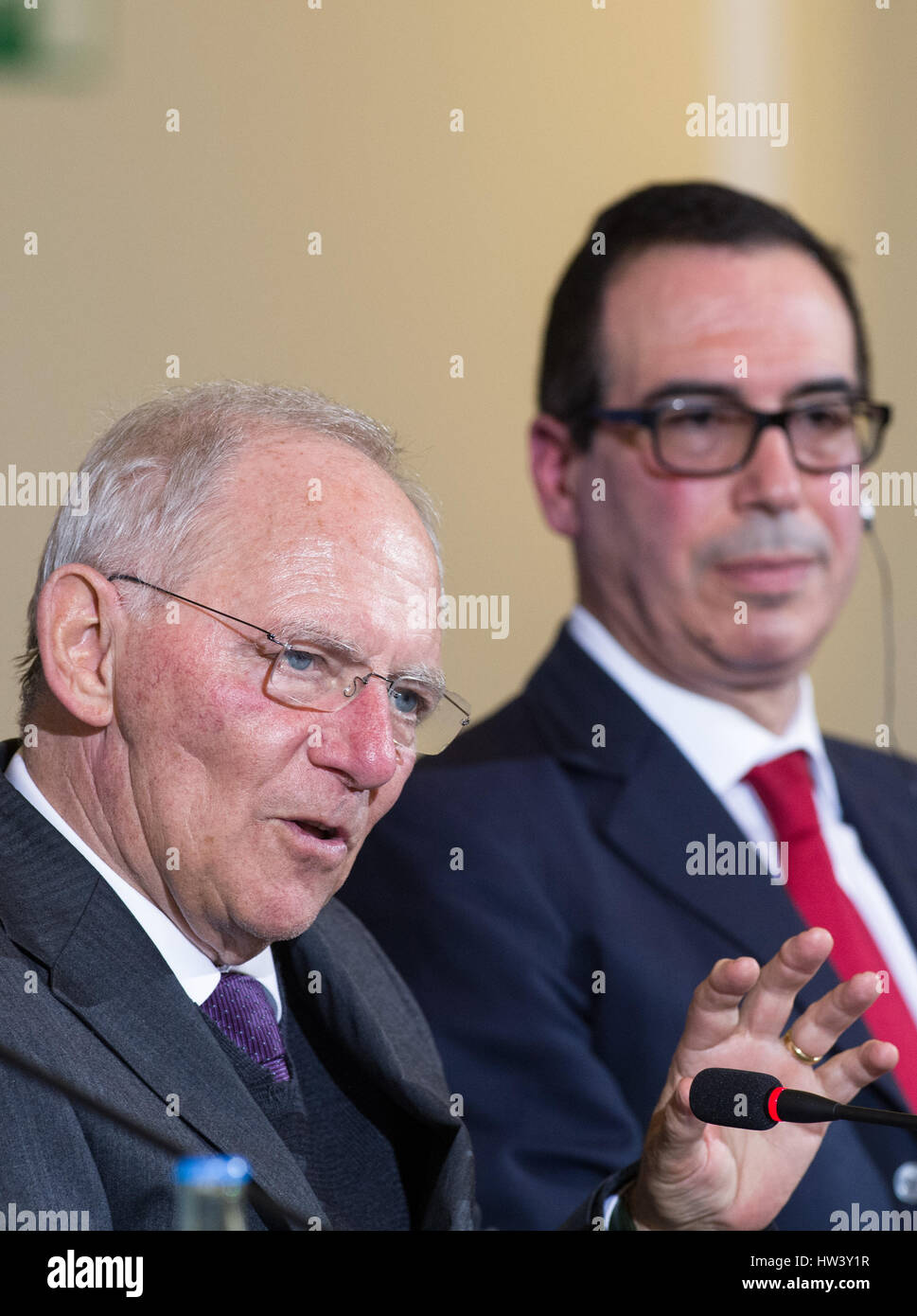 Berlino, Germania. 16 Mar, 2017. Della repubblica federale di Germania il Ministro delle finanze Wolfgang Schaeuble (l, CDU) e noi il ministro delle Finanze Steven Mnuchin dando una conferenza stampa congiunta a Berlino, Germania, 16 marzo 2017. Foto: Soeren Stache/dpa/Alamy Live News Foto Stock